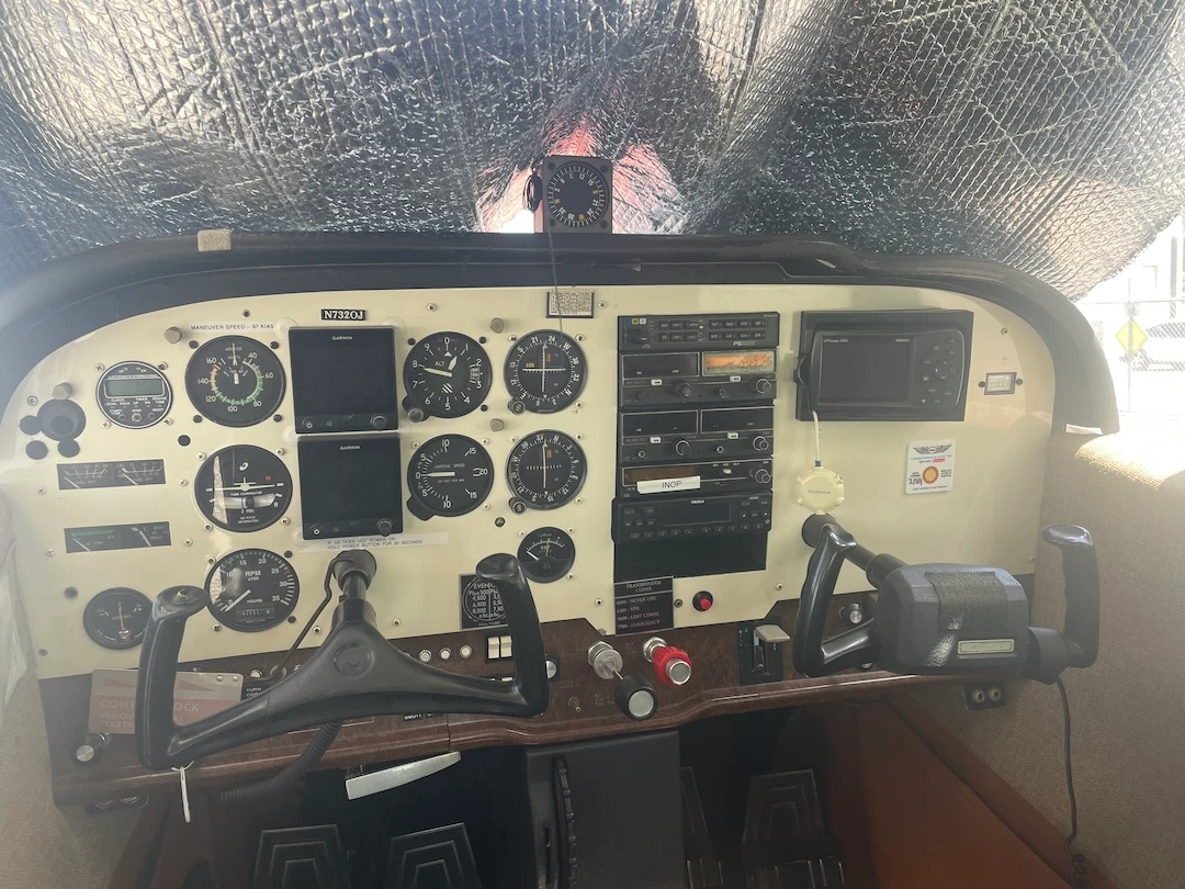 Cockpit and instrument panel of Cessna 172N N7320J